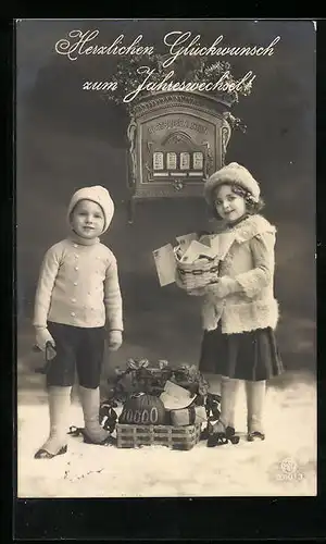 AK Kinderpaar mit Post am Briefkasten im Schnee, Neujahrsgruss