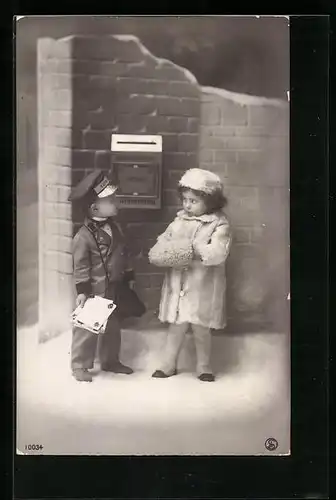 AK Kinderpaar mit Briefen am Postkasten im Schnee