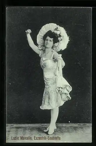 AK Lucie Marcello, Exzentrik-Soubrette in Bühnen-Positur