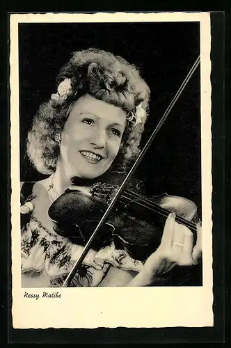 AK Musikerin Nessy Matibe mit ihrer Violine