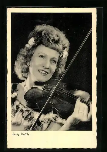 AK Musikerin Nessy Matibe spielt lächelnd auf ihrer Violine