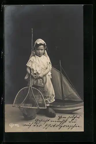 AK Kind in Holzschuhen mit einem Kescher, Fischerei