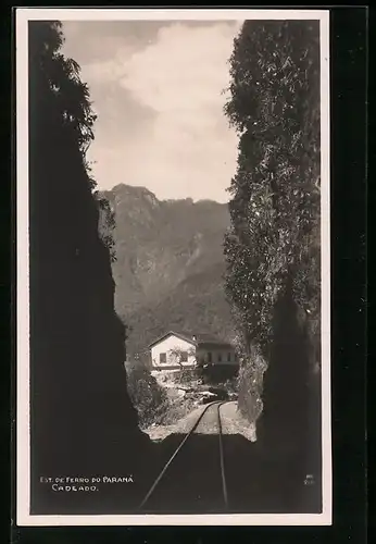 AK Serra do Cadeado, Bahnstrecke mit Haus vor Bergkulisse