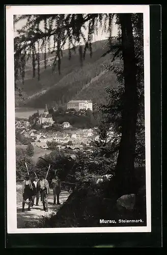AK Murau, Arbeitergruppe mit Sensen vor Ortsansicht