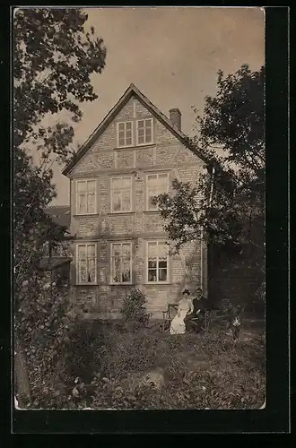 Foto-AK Immendingen, Dachsmühle, Häuseransicht, Paar mit Hund im Vordergrund