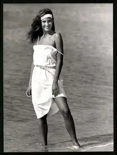 Fotografie W.L. Janda, hübsches Model im leichten Sommerkleid am Strand