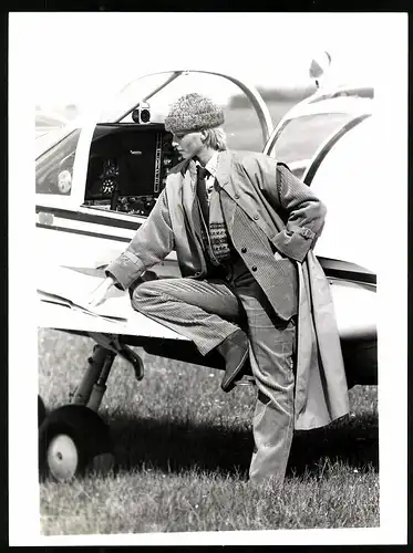 Fotografie Model in biederer Winterbekleidung an Flugzeug lehnend