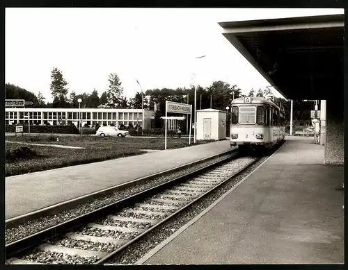 Fotografie unbekannter Fotograf, Ansicht Ittersbach, Strassenbahn - Triebwagen Nr. 2 im Industrie-Bahnhof, Bahnsteig