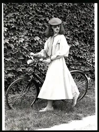 Fotografie Model im langen Kleid mit Fahrrad Kalkhoff, Velo, Bike, Bicycle