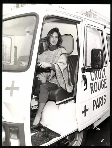 Fotografie Schauspielerin Anne Parillaud im Krankenwagen Croix Rouge Paris, Rotes Kreuz