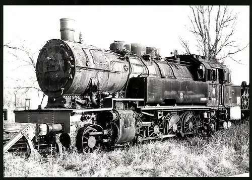 Fotografie Deutsche Reichsbahn, Dampflok Nr. 83 516 verrottet auf einem Abstellgleis, Eisenbahn