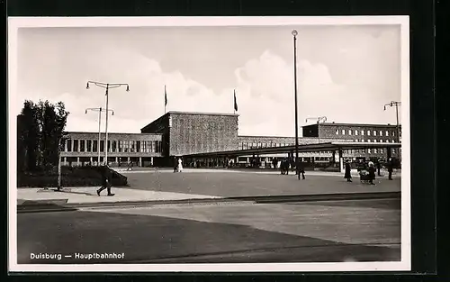 AK Duisburg, Hauptbahnhof mit Passanten
