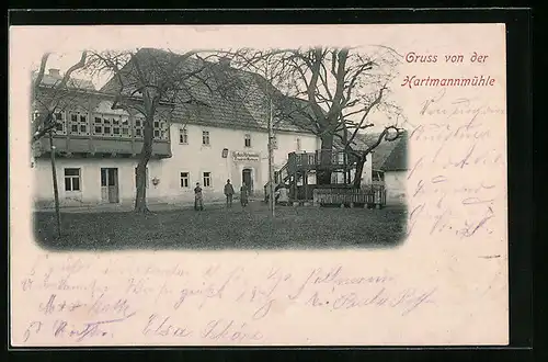 AK Hartmannmühle, Gasthaus Hartmannmühle mit Holzpodest um einen Baum
