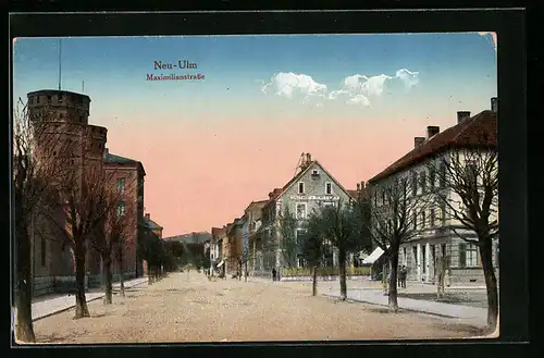AK Neu-Ulm, Maximilianstrasse mit Gasthaus und Turmgebäude