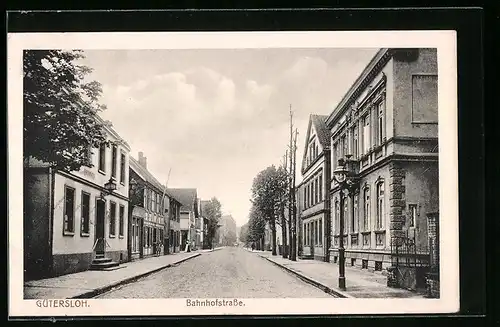 AK Gütersloh, Bahnhofstrasse mit Gasthaus zum Bahnhof