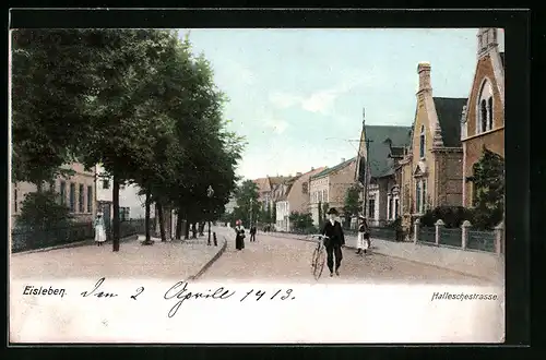 AK Eisleben, Halleschestrasse mit Passanten
