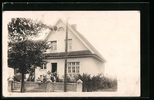 Foto-AK Langenhorn, Wohnhaus mit Familie 1918