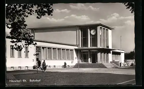 AK Neuwied /Rh., Bahnhof mit Passanten