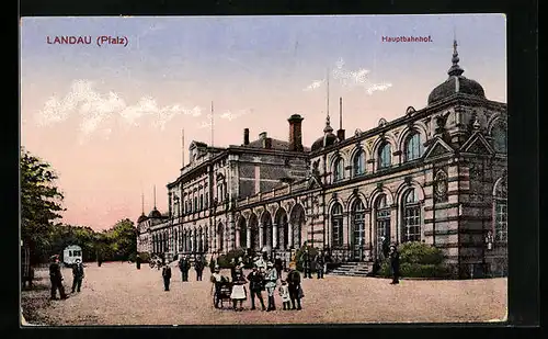 AK Landau /Pfalz, Hauptbahnhof mit Passanten