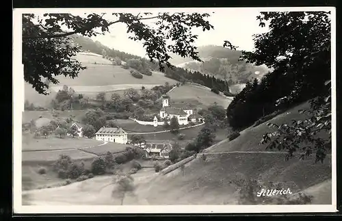 AK St. Ulrich, Ortsansicht mit Bergen und Bäumen