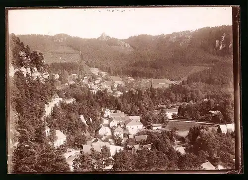 Fotografie Brück & Sohn Meissen, Ansicht Oybin, Blick auf den Ort mit Teilansicht des Berg Oybin