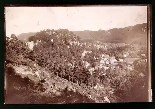 Fotografie Brück & Sohn Meissen, Ansicht Oybin, Blick nach dem Berg Oybin mit der Stadt