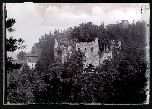 Fotografie Brück & Sohn Meissen, Ansicht Oybin, Blick auf die Burgruine mit Gasthaus am Berg Oybin