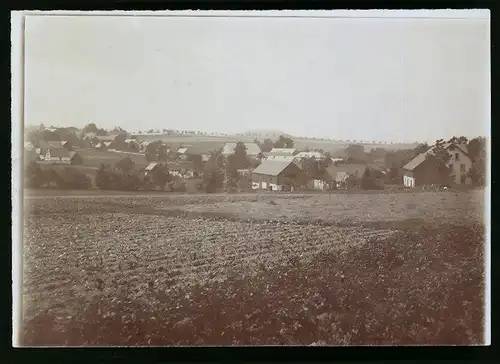 Fotografie Brück & Sohn Meissen, Ansicht Burkersdorf (Frauenstein), Blick über die Felder in den Ort