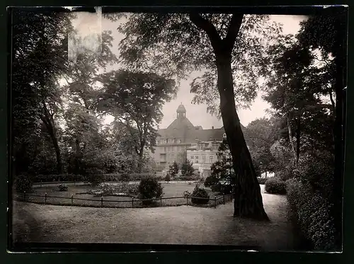 Fotografie Brück & Sohn Meissen, Ansicht Weissenfels a. S., Blick auf das Realgymnasium mit Grünanlage