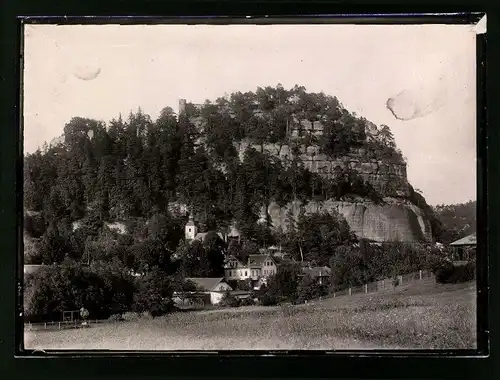 Fotografie Brück & Sohn Meissen, Ansicht Oybin, Blick auf den Berg Oybin mit Kirche