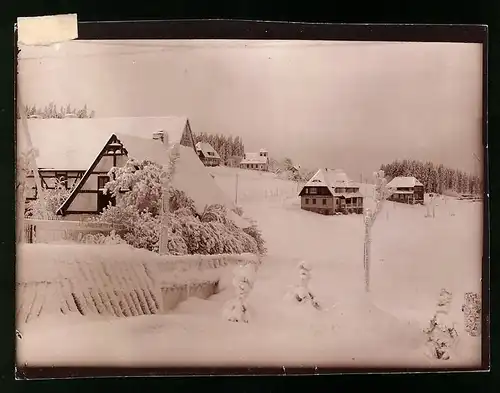 Fotografie Brück & Sohn Meissen, Ansicht Oberbärenburg / Erzg., Blick in den Ort im tiefen Winter