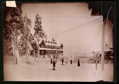 Fotografie Brück & Sohn Meissen, Ansicht Oberbärenburg / Erzg., Berghotel Friedrichshöhe im verschneiten Ort