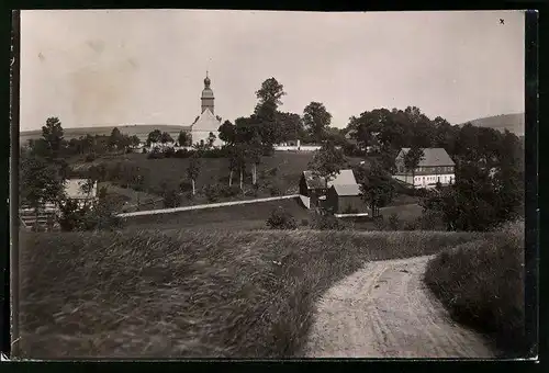 Fotografie Brück & Sohn Meissen, Ansicht Burkersdorf (Frauenstein), Blick in den Ort mit der Kirche