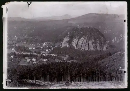 Fotografie Brück & Sohn Meissen, Ansicht Oybin, Blick auf den Berg und die Stadt