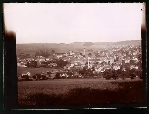 Fotografie Brück & Sohn Meissen, Ansicht Thum / Erzg., Blick auf Thum mit Wohnhäusern und Schornsteine, Spiegleverkehrt
