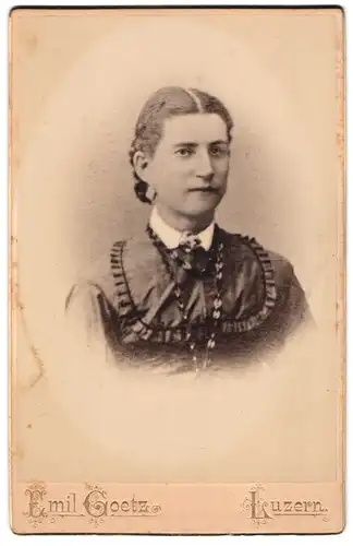 Fotografie Emil Goetz, Luzern, Schöne Dame mit Dutt