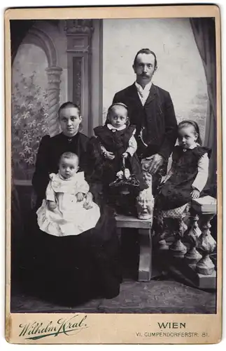 Fotografie Wilhelm Kral, Wien, Gumpendorferstr. 81, Gutbürgerliches Paar mit 3 Kindern