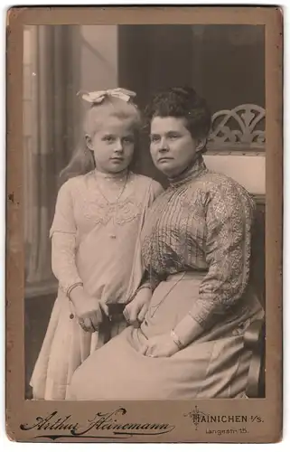 Fotografie Arthur Heinemann, Hainichen i. S., Langestr. 15, Mutter und Tochter mit Schleife im Haar