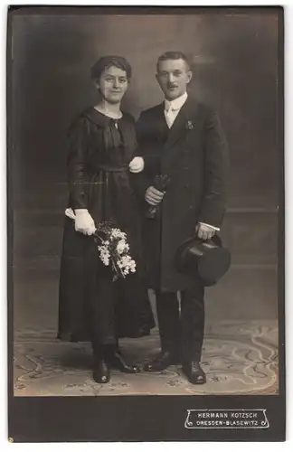 Fotografie Hermann Kotzsch, Dresden-Blasewitz, Glückliches Paar in vertrauter Pose