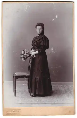 Fotografie Atelier Wertheim, Berlin, Leipzigerstr., Junge Dame mit Blumenstrauss