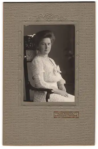 Fotografie Karl Mäckel, Burgstädt i. Sa., Böhmestr. 2, Hübsche Dame in weisser Kleidung