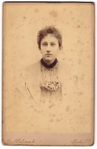 Fotografie Carl Schaack, Berlin S. O., Oranienstr. 185, Junge Dame mit lockigen Haaren