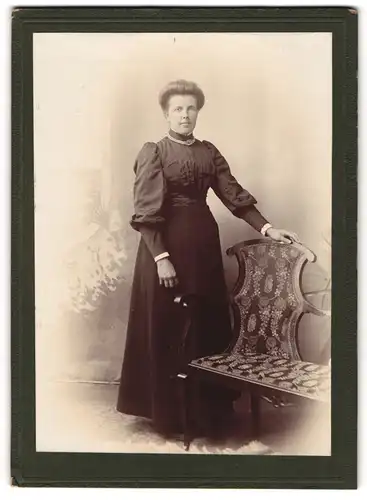 Fotografie A. H. Taylor, Liverpool, 262 Upper Parliament Street, Dame im eleganten Kleid