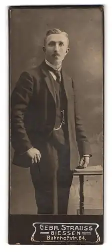Fotografie Gebr. Strauss, Giessen, Bahnhofstr. 64, Stattlicher Mann im Anzug