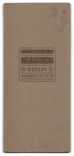 Fotografie Atelier Stein, Berlin, Chausseestr. 70-71, Hübsche Dame mit Blumenstrauss
