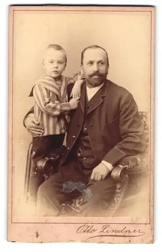 Fotografie Otto Lindner, Berlin, C. König-Strasse 30, Liebevoller Vater mit Sohn