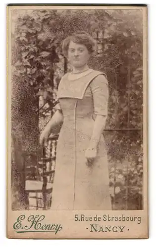Fotografie E. Henry, Nancy, 5 Rue de Strasbourg, Elegante Dame im Kleid