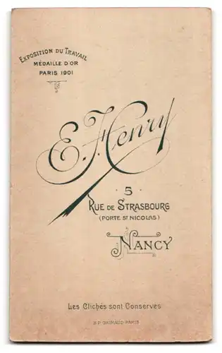 Fotografie E. Henry, Nancy, 5 Rue de Strasbourg, Elegante Dame im Kleid