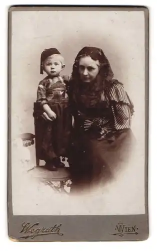 Fotografie Otto Wegrath, Wien, Weinhauserstr. 37, Mutter mit ihrem süssenSohn