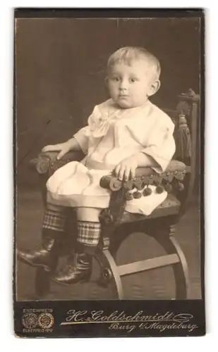 Fotografie H. Goldschmidt, Burg b. Magdeburg, Schartauer Strasse 9, Süsses Kleinkind sitzt auf Stuhl